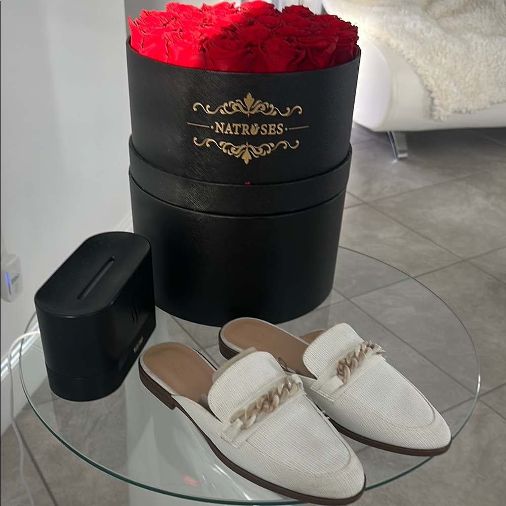 👏🏽sold👏🏽 White Loafers with Chain Detail